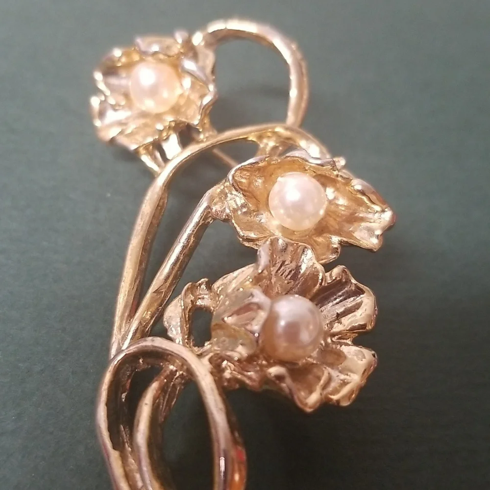 BROOCH, Vintage look but age unknown, 3 Pearls in Petals. 3" Long  EUC - Picture 3 of 4